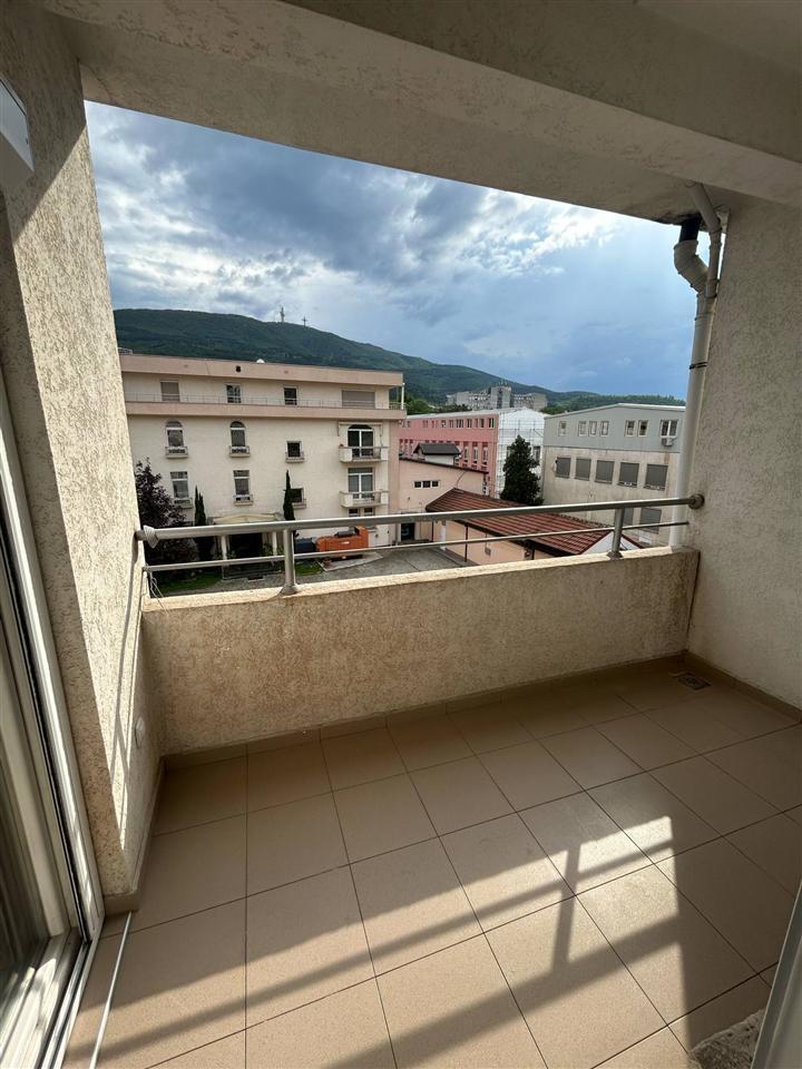 Se izdava stan pozadi daјmond mol (5)