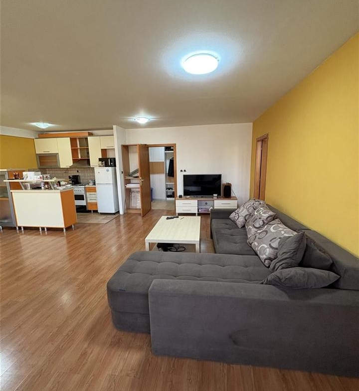 Se prodava stan kaј univerzalna sala (7)