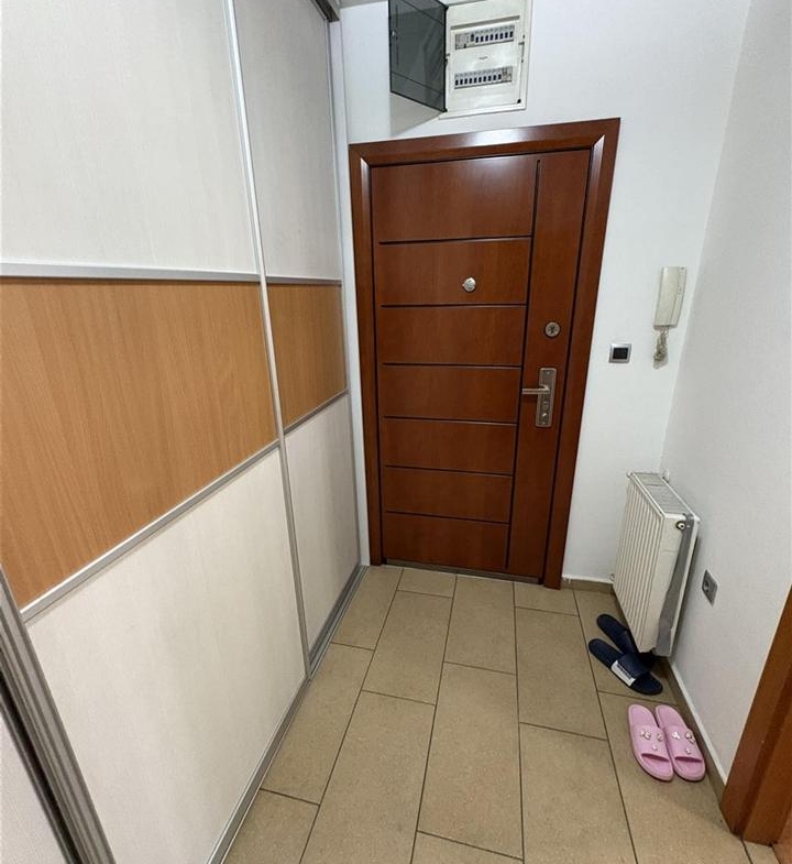 Se prodava stan kaј univerzalna sala (9)