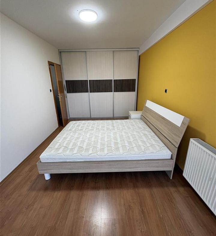 Se prodava stan kaј univerzalna sala (2)