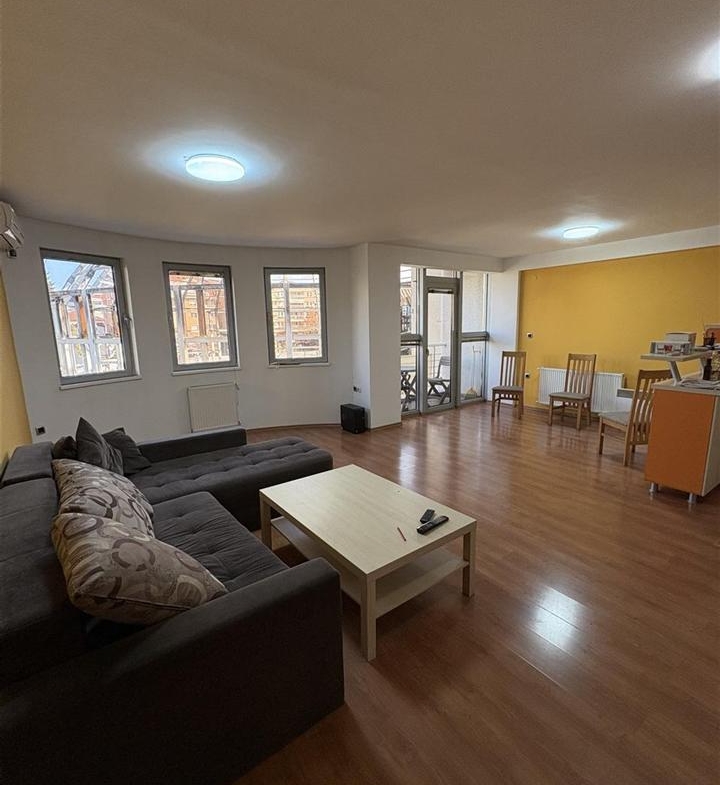 Se prodava stan kaј univerzalna sala (3)