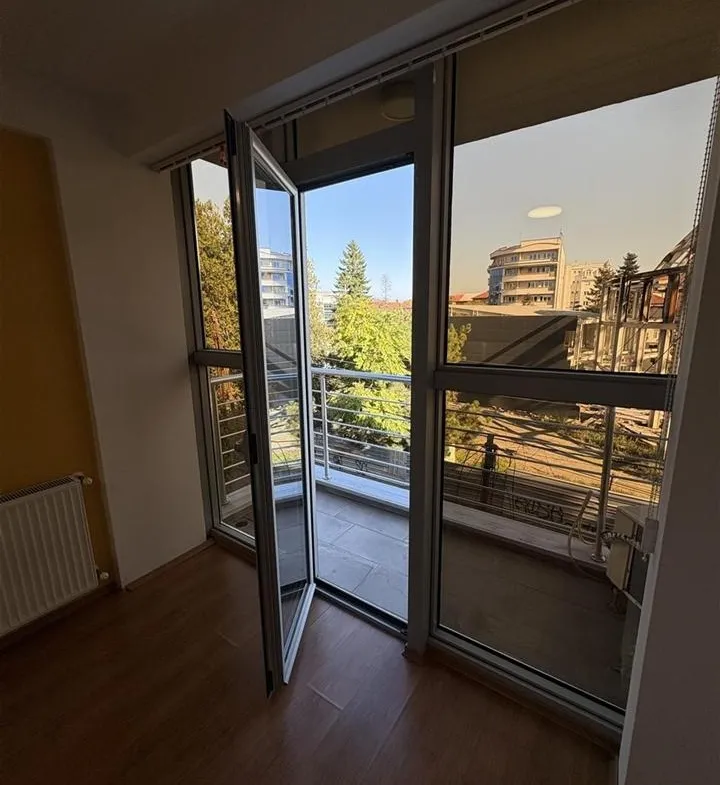 Se prodava stan kaј univerzalna sala (10)