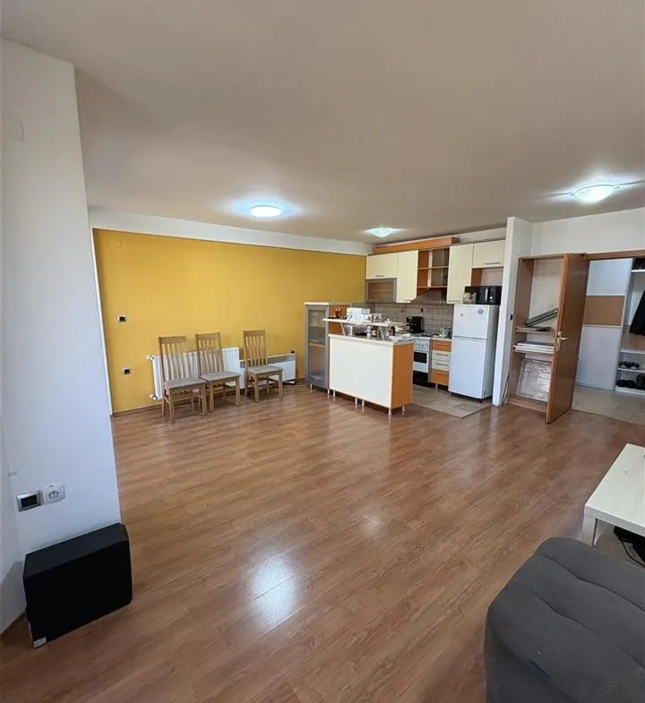 Se prodava stan kaј univerzalna sala (11)