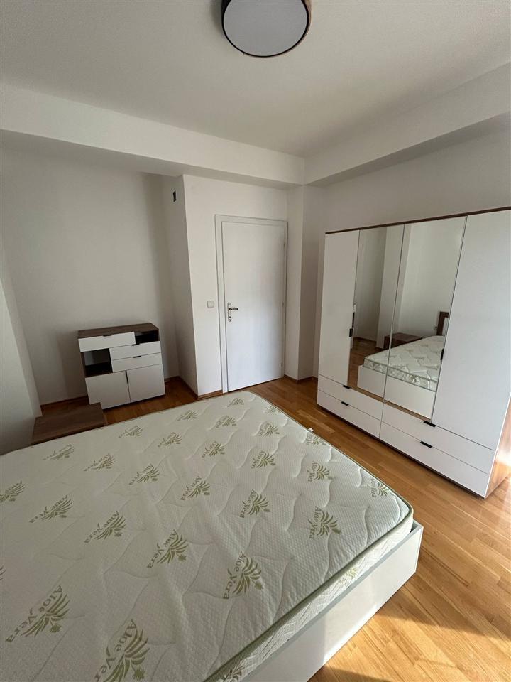 Se izdava stan pozadi daјmond mol (6)