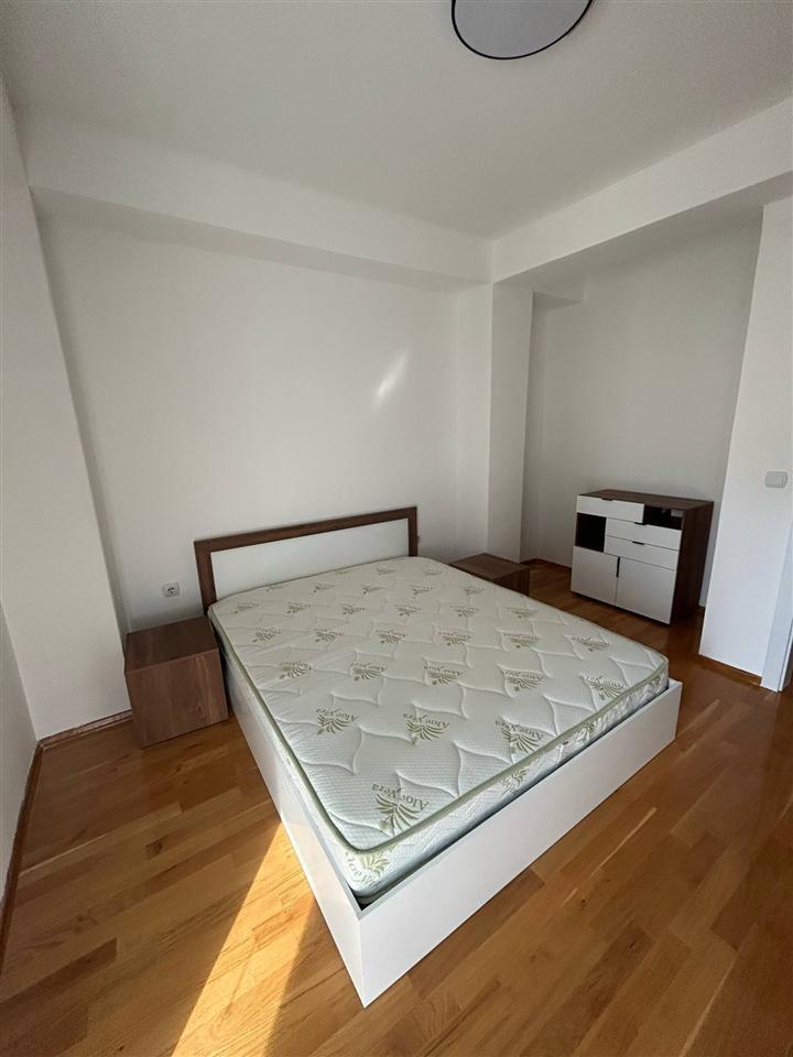 Se izdava stan pozadi daјmond mol (9)