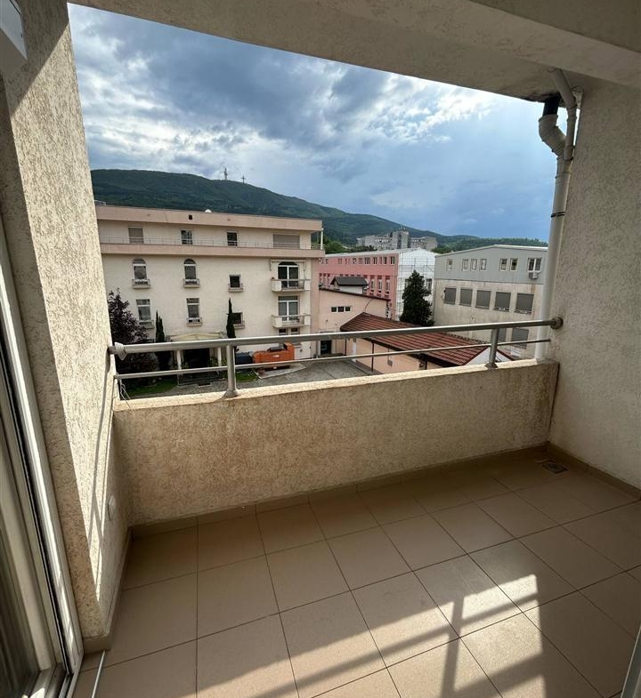 Se izdava stan pozadi daјmond mol (5)