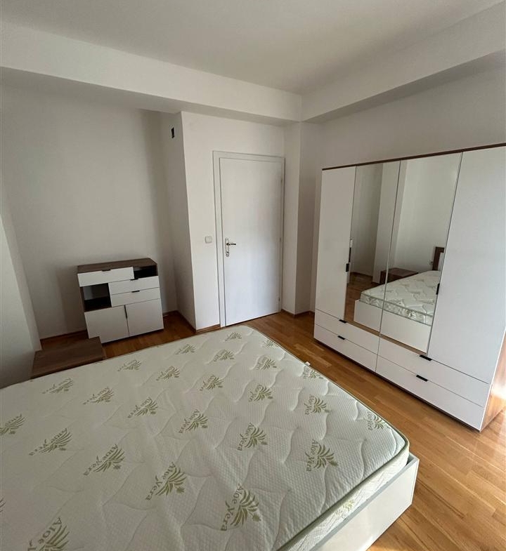 Se izdava stan pozadi daјmond mol (6)