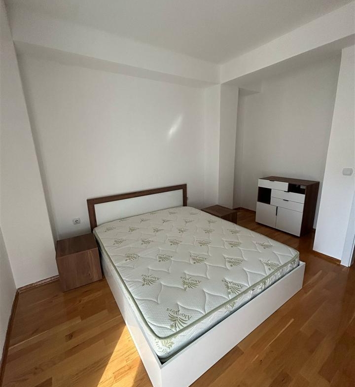 Se izdava stan pozadi daјmond mol (9)