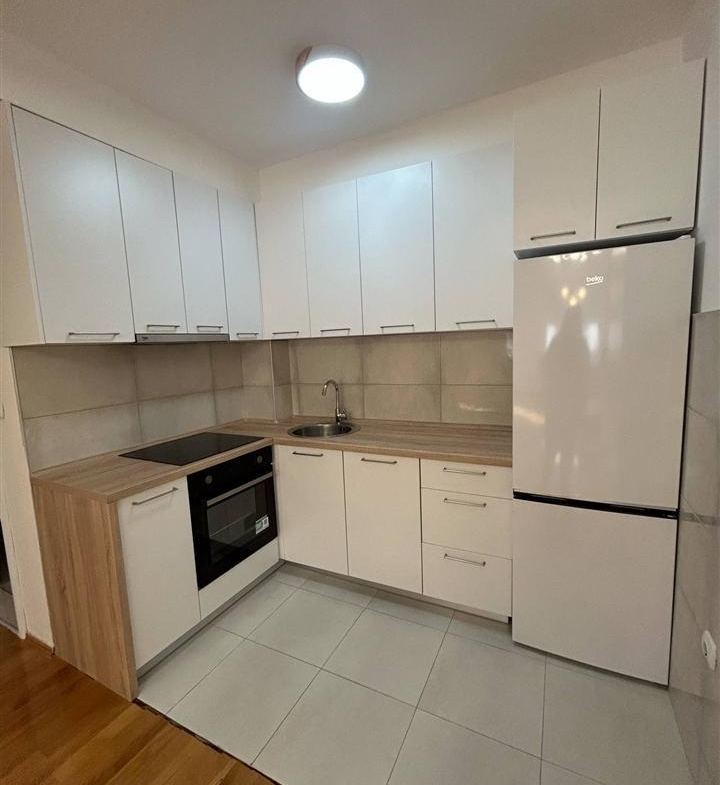 Se izdava stan pozadi daјmond mol (3)