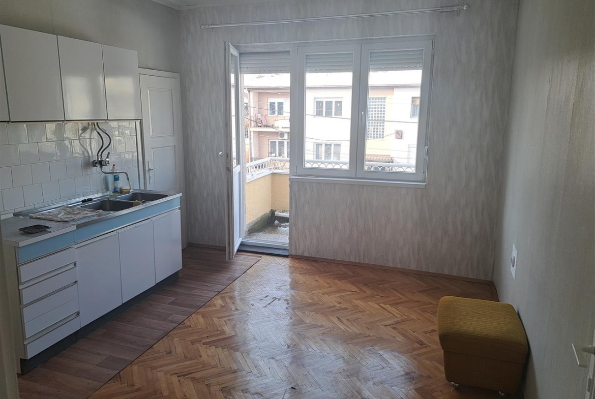 Se prodava stan vo crnice