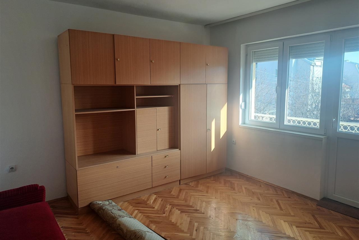 Se prodava stan vo crnice (7)