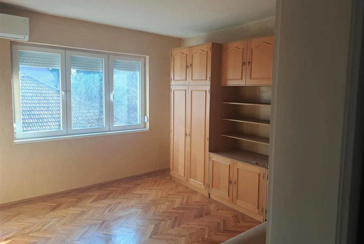 Se prodava stan vo crnice (8)